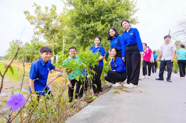 Tuổi trẻ TP.HCM thực hiện chuỗi hoạt động nghĩa tình, chung tay làm đẹp mỹ quan đô thị chào Quốc khánh - Ảnh 7.