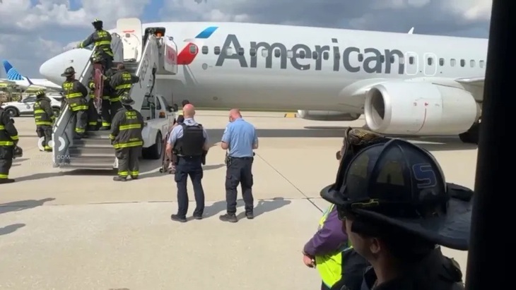 Máy bay American Airlines nổ hai lốp trước giờ cất cánh tại sân bay Chicago - Ảnh 1.