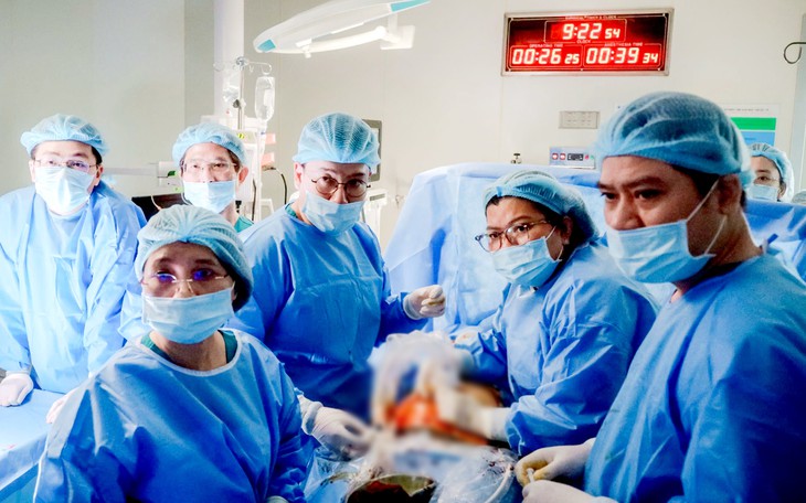 Không thể trì hoãn, thông tim khẩn cho bào thai 25 tuần mắc dị tật tim nặng - Ảnh 2.