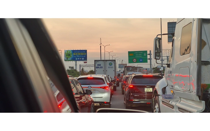 Công nghệ trên ô tô giúp ước lượng khoảng cách an toàn trên cao tốc - Ảnh 3.