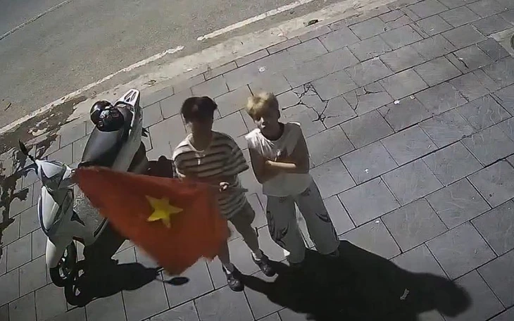 Nụ cười gây chú ý của Madame Pang khi Kakana sút penalty bay lên trời - Ảnh 2.