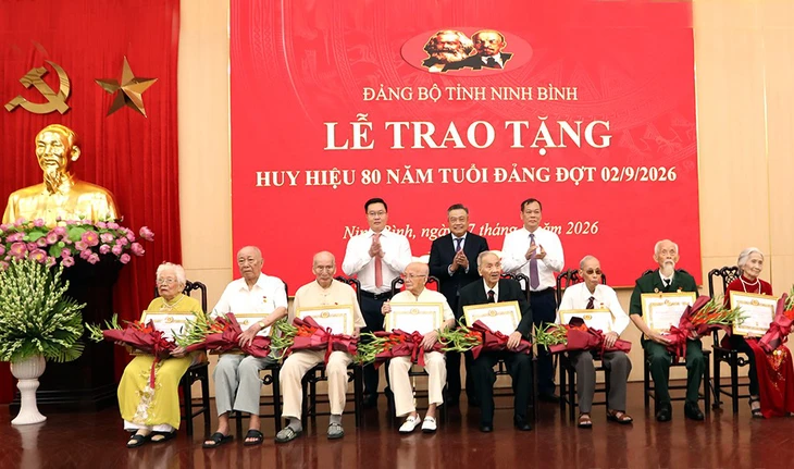 Chủ nhiệm Ủy ban Kiểm tra Trung ương trao Huy hiệu 80 năm tuổi Đảng cho đảng viên lão thành tại Ninh Bình - Ảnh 1.