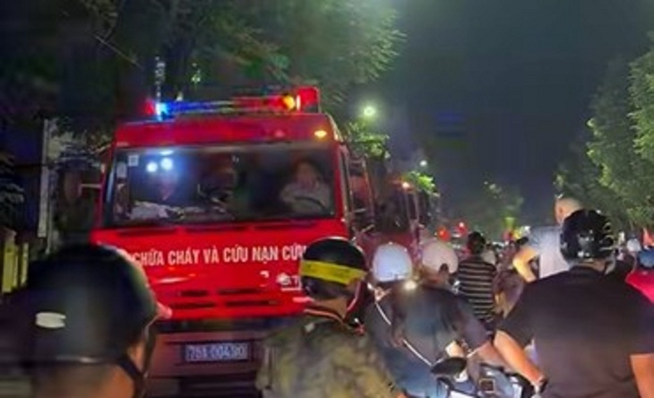 Vượt dòng người đi "bão", cứu hỏa kịp thời dập tắt vụ cháy nhà ở Huế - Ảnh 2.