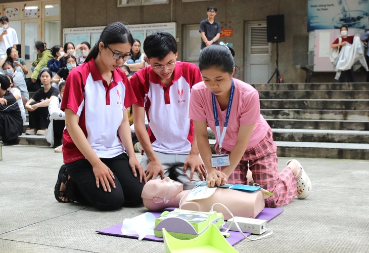 Đại học Y Dược TP.HCM nhận giải thưởng ASPIRE về đổi mới đào tạo y khoa - Ảnh 1.