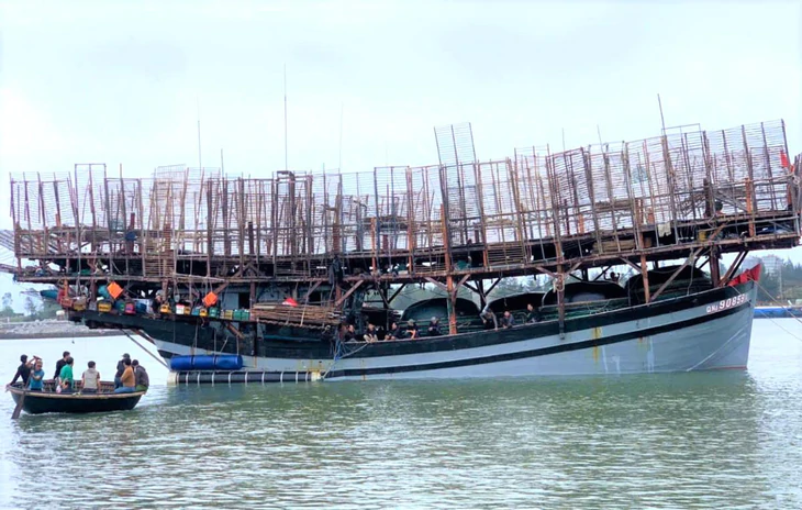 50 ngư dân mất liên lạc: Tàu bị chìm, đã cứu vớt được 32 người - Ảnh 1.