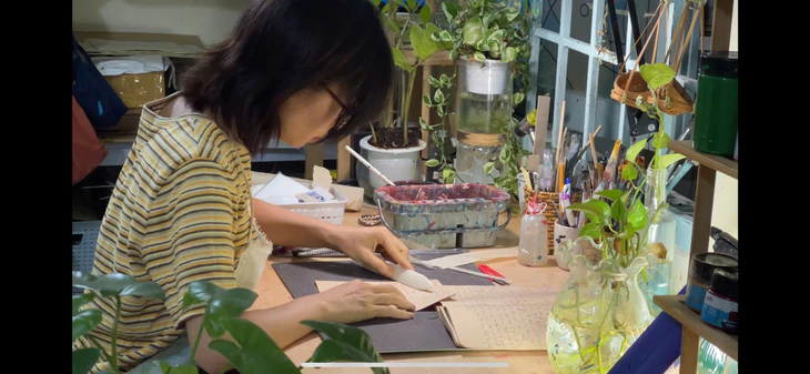 Cô gái bỏ việc, học phục chế sách: Giữ lại ký ức từ những trang giấy cũ - Ảnh 6.