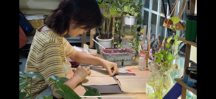 Cô gái bỏ việc, học phục chế sách: Giữ lại ký ức từ những trang giấy cũ - Ảnh 2.
