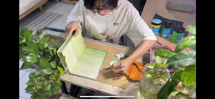 Cô gái bỏ việc, học phục chế sách: Giữ lại ký ức từ những trang giấy cũ - Ảnh 1.