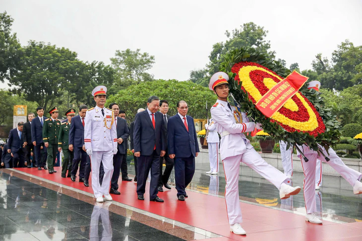 Tổng Bí thư, Chủ tịch nước Tô Lâm và đoàn lãnh đạo Đảng, Nhà nước vào lăng viếng Chủ tịch Hồ Chí Minh - Ảnh 3.