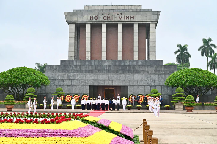 Tổng Bí thư, Chủ tịch nước Tô Lâm và đoàn lãnh đạo Đảng, Nhà nước vào lăng viếng Chủ tịch Hồ Chí Minh - Ảnh 2.