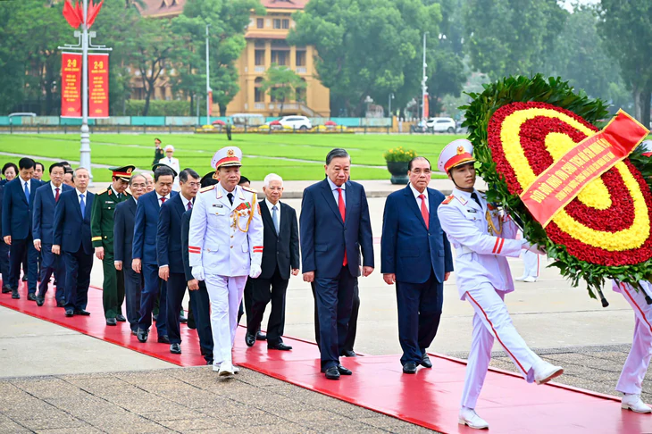 Tổng Bí thư, Chủ tịch nước Tô Lâm và đoàn lãnh đạo Đảng, Nhà nước vào lăng viếng Chủ tịch Hồ Chí Minh - Ảnh 1.