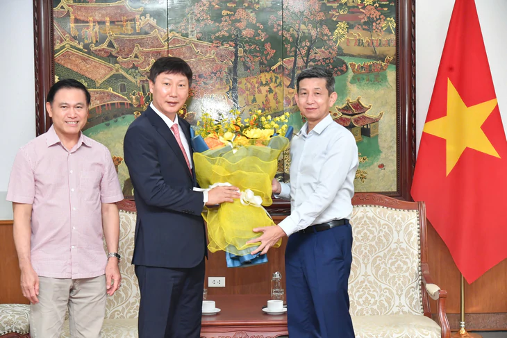 Thủ tướng Lê Minh Hưng tặng quà, gửi gắm kỳ vọng đến đội tuyển Việt Nam - Ảnh 2.