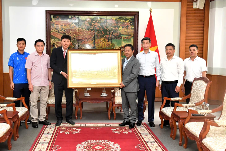 Thủ tướng Lê Minh Hưng tặng quà, gửi gắm kỳ vọng đến đội tuyển Việt Nam - Ảnh 1.