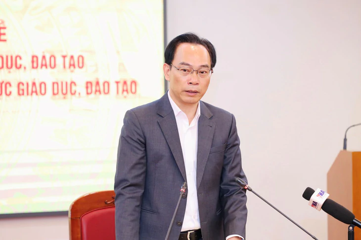 Bộ trưởng Hoàng Minh Sơn: Thiếu trường, thiếu lớp kéo theo áp lực thi cử, dạy thêm, học thêm - Ảnh 1.