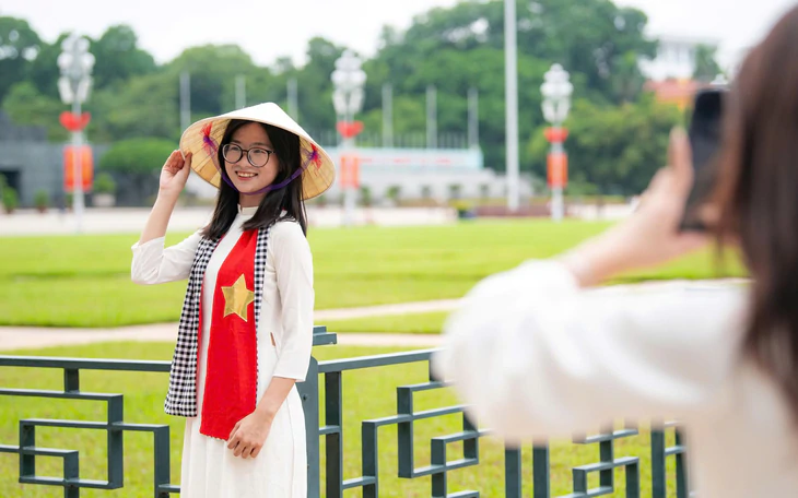 'Dress code' áo bà ba, khăn rằn khi du lịch miền Tây - Ảnh 4.