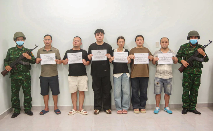 Bộ đội biên phòng phá đường dây chuyên đưa người nước ngoài xuất, nhập cảnh trái phép - Ảnh 4.