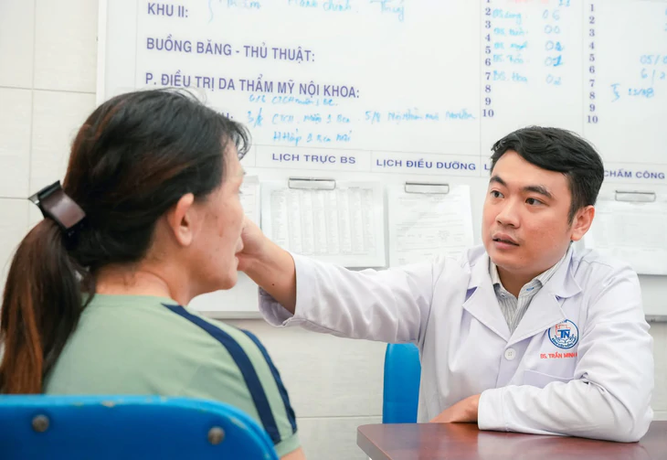 Phẫu thuật mí mắt bị lật nặng hai mi dưới, quay lại thì cơ sở làm đẹp đã đóng cửa - Ảnh 2.