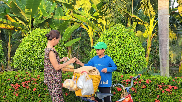 Bé trai 11 tuổi bán bánh mì gặp tai nạn giao thông nguy kịch tại Cần Thơ - Ảnh 2.