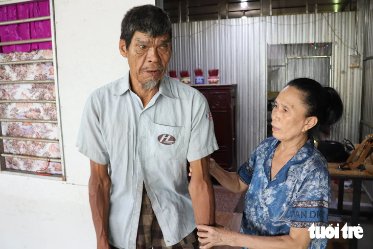 Người đàn ông cao hơn 2,1m ở Cần Thơ: Một câu chuyện khiến nhiều người suy ngẫm - Ảnh 1.