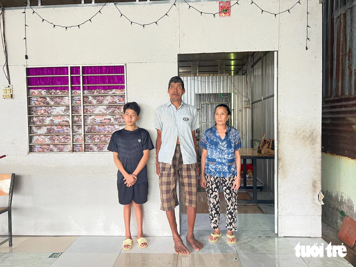 Người đàn ông cao hơn 2,1m ở Cần Thơ: Một câu chuyện khiến nhiều người suy ngẫm - Ảnh 2.
