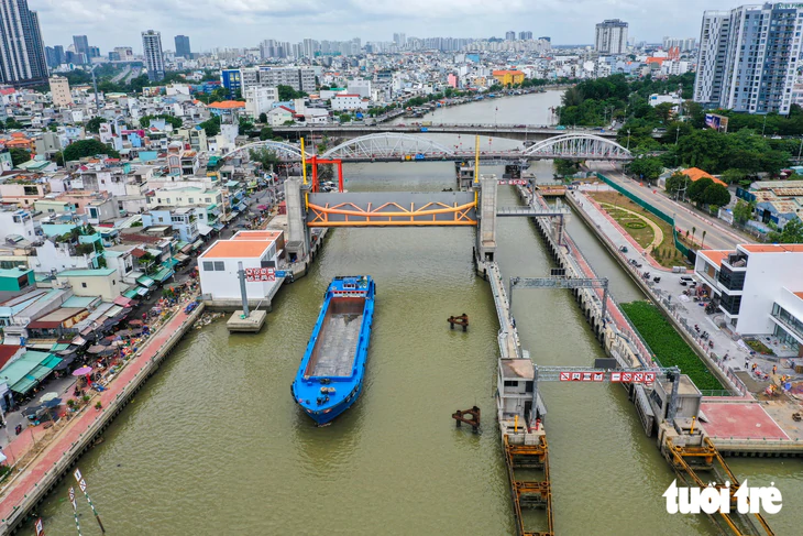 Dự án ngăn triều 10.000 tỉ ở TP.HCM tất bật thi công, nỗ lực về đích cuối năm 2026 - Ảnh 3.
