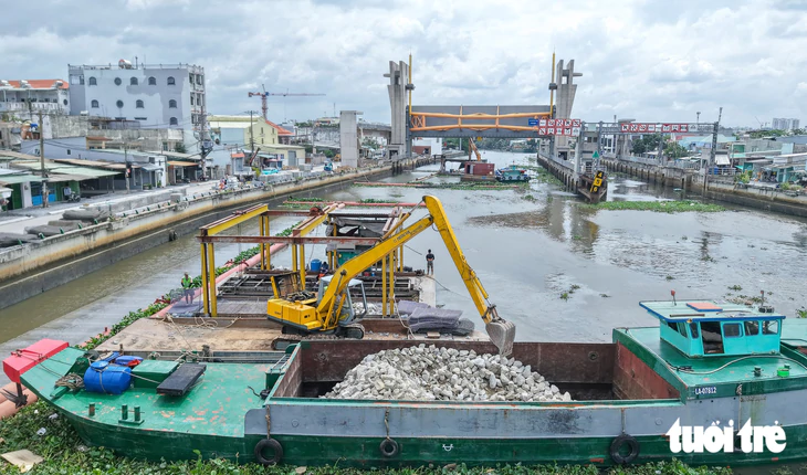 Dự án ngăn triều 10.000 tỉ ở TP.HCM tất bật thi công, nỗ lực về đích cuối năm 2026 - Ảnh 13.