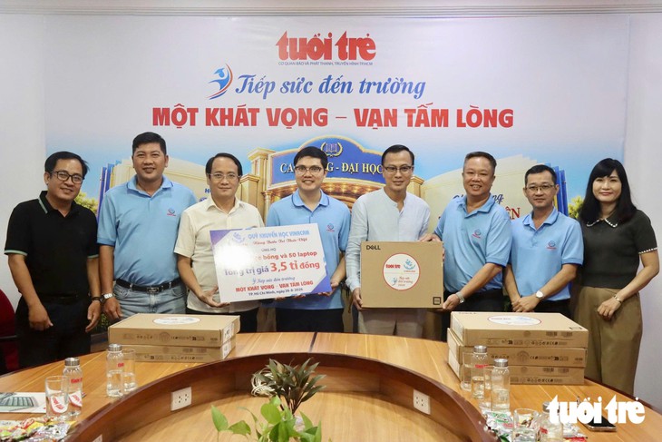 Tập đoàn Vinacam ủng hộ 3,5 tỉ đồng Tiếp sức đến trường: 'Nếu chúng tôi dừng lại, biết đâu thêm một bạn không thể đến trường' - Ảnh 3.