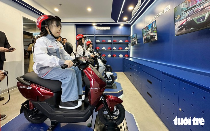 Trẻ từ 4 tuổi ở Việt Nam giờ đã có thể học cách vặn ốc, lắp bộ phận xe máy điện - Ảnh 1.