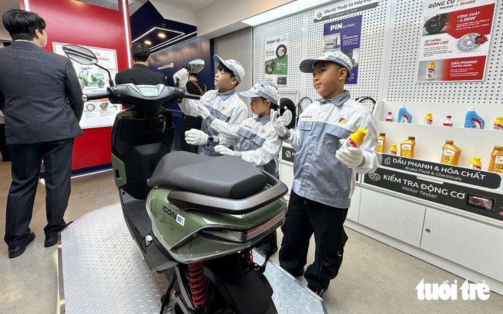 Trẻ từ 4 tuổi ở Việt Nam giờ đã có thể học cách vặn ốc, lắp bộ phận xe máy điện - Ảnh 4.