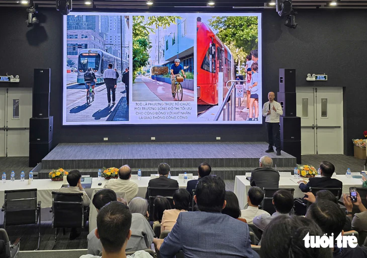 Metro TP.HCM: Đừng để 'trên trời tàu chạy băng băng, dưới đất vẫn kẹt xe' - Ảnh 1.