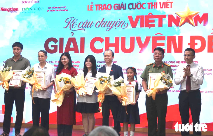 Ca sĩ Tùng Dương giành giải nhì cuộc thi viết, chia sẻ ‘múa lân trọn đời cũng được’  - Ảnh 4.