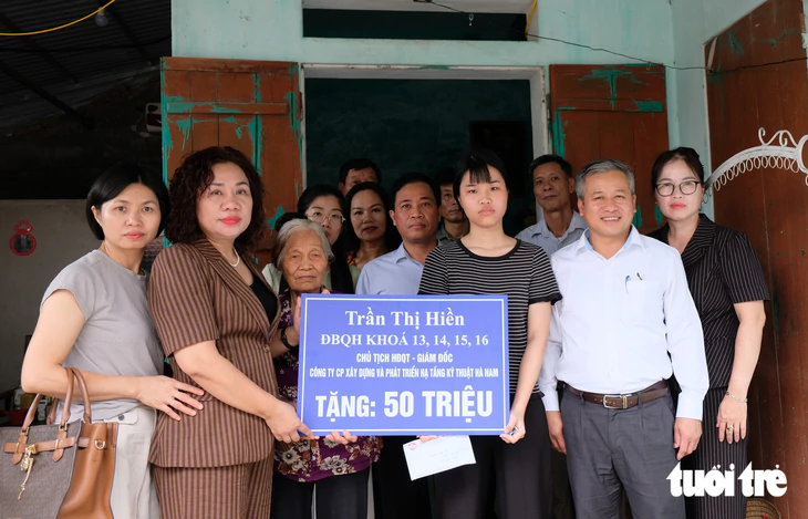 Đại biểu Quốc hội trao 50 triệu giúp nữ sinh sau khi đọc bài viết của Tuổi Trẻ - Ảnh 2.