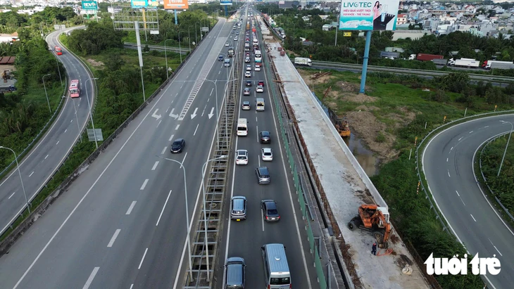 Kẹt xe cao tốc TP.HCM - Long Thành lan xuống đường Võ Chí Công, tài xế nên chọn lộ trình phù hợp - Ảnh 1.