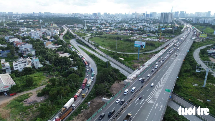 Kẹt xe cao tốc TP.HCM - Long Thành lan xuống đường Võ Chí Công, tài xế nên chọn lộ trình phù hợp - Ảnh 2.