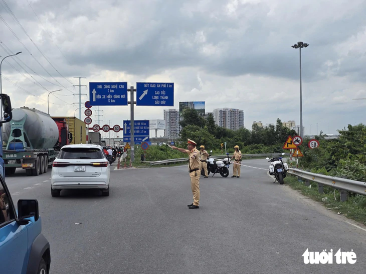 Kẹt xe cao tốc TP.HCM - Long Thành lan xuống đường Võ Chí Công, tài xế nên chọn lộ trình phù hợp - Ảnh 6.