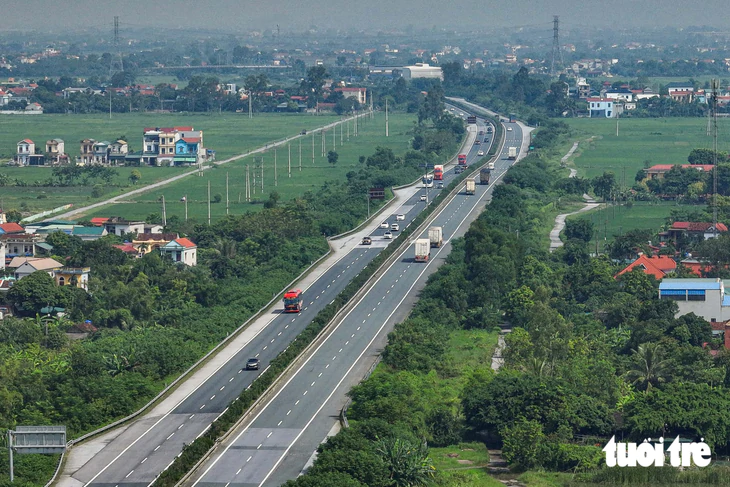 Cho xe dì ngược chiều cao tốc khi xảy ra ùn tắc trên cao tốc cửa ngõ Hà Nội - Ảnh 1.