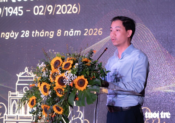 Hồ Hoàn Kiếm lên đèn mới, du khách thích thú check-in tiệc ánh sáng - Ảnh 4.