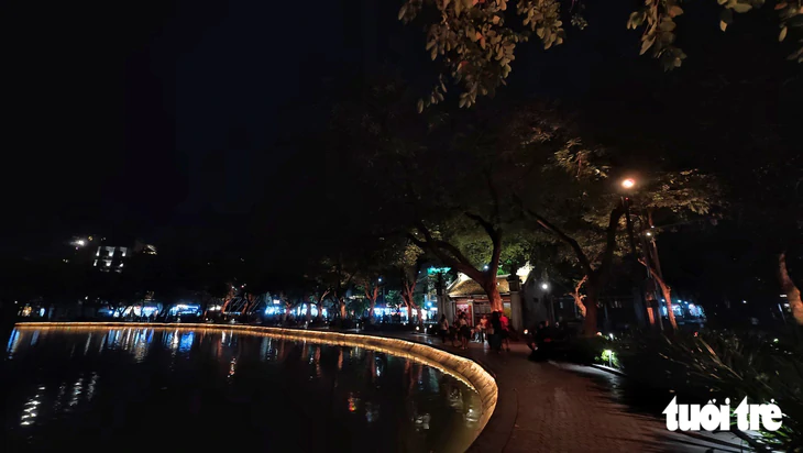 Hồ Hoàn Kiếm lên đèn mới, du khách thích thú check-in tiệc ánh sáng - Ảnh 6.