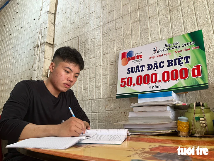 Cạo hạt điều nuôi mẹ được Tuổi Trẻ tiếp sức đến trường, nay mẹ mất bưng café hằng đêm để nuôi em - Ảnh 1.