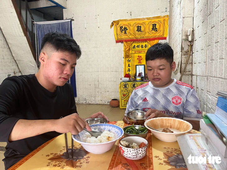 Cạo hạt điều nuôi mẹ được Tuổi Trẻ tiếp sức đến trường, nay mẹ mất bưng café hằng đêm để nuôi em - Ảnh 3.