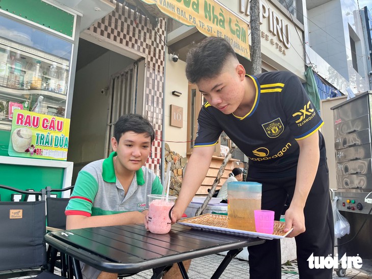 Cạo hạt điều nuôi mẹ được Tuổi Trẻ tiếp sức đến trường, nay mẹ mất bưng café hằng đêm để nuôi em - Ảnh 4.
