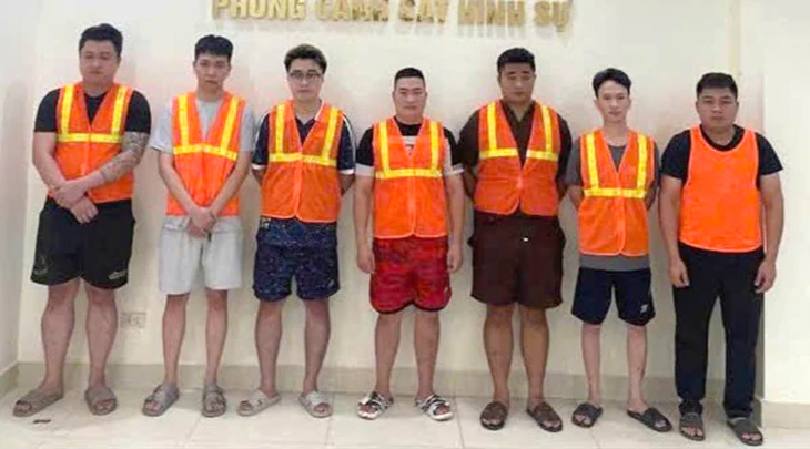 Bắt 9 người đường dây tiêu thụ hơn 10.000 bình khí cười, thu lợi 10,6 tỉ đồng - Ảnh 1.