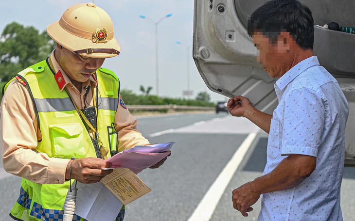 Cho xe dì ngược chiều cao tốc khi xảy ra ùn tắc trên cao tốc cửa ngõ Hà Nội - Ảnh 2.