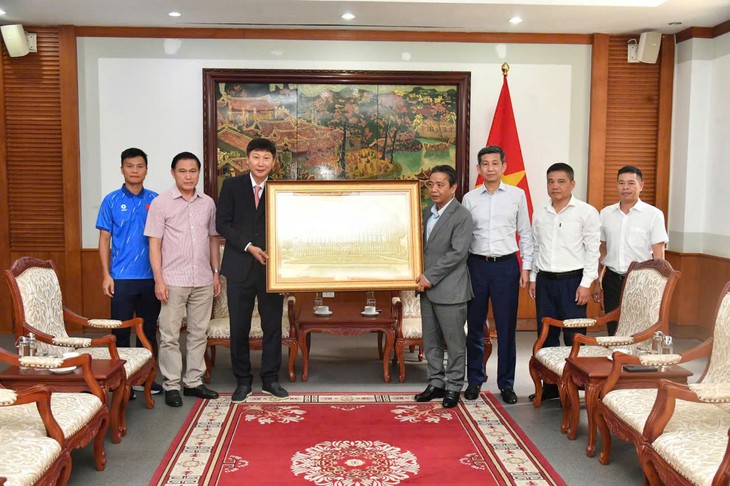 Thủ tướng Lê Minh Hưng tặng quà, gửi gắm kỳ vọng đến đội tuyển Việt Nam - Ảnh 2.