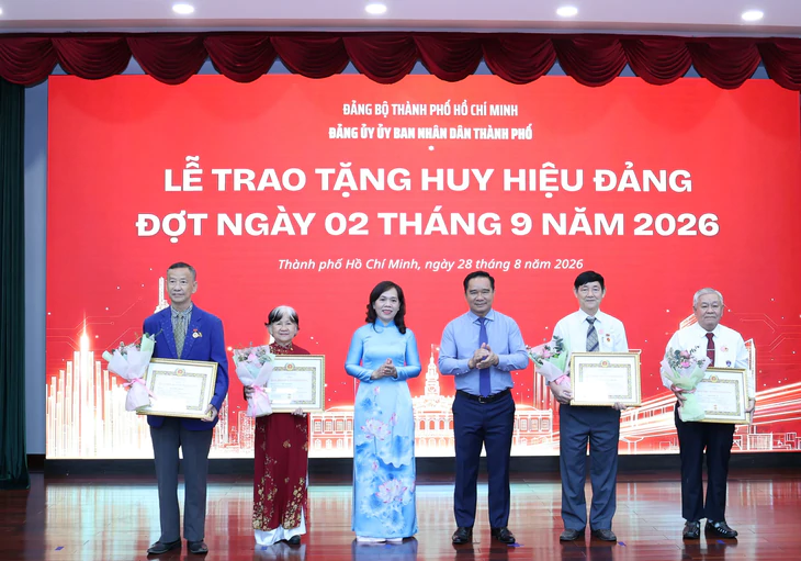 Lãnh đạo Thành ủy TP.HCM trao Huy hiệu 80 năm tuổi Đảng đến đảng viên cao niên - Ảnh 4.
