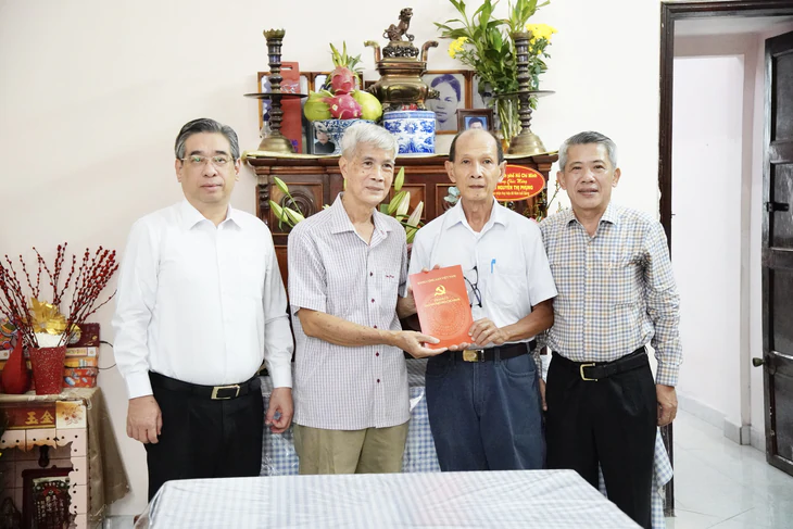 Lãnh đạo Thành ủy TP.HCM trao Huy hiệu 80 năm tuổi Đảng đến đảng viên cao niên - Ảnh 9.