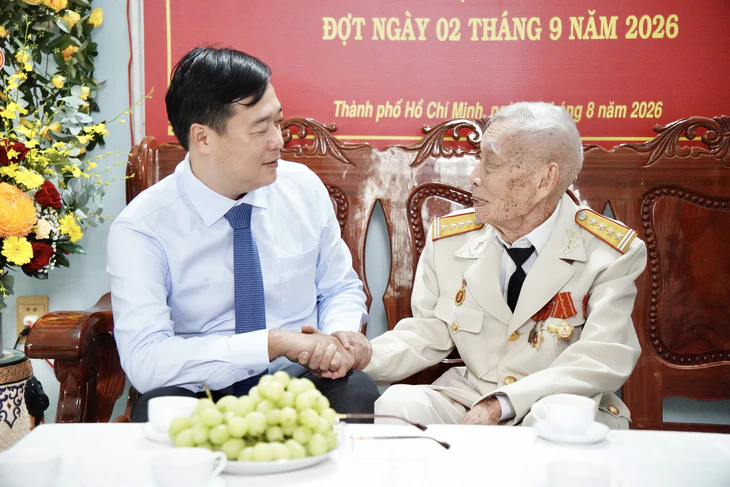 Lãnh đạo Thành ủy TP.HCM trao Huy hiệu 80 năm tuổi Đảng đến đảng viên cao niên - Ảnh 2.