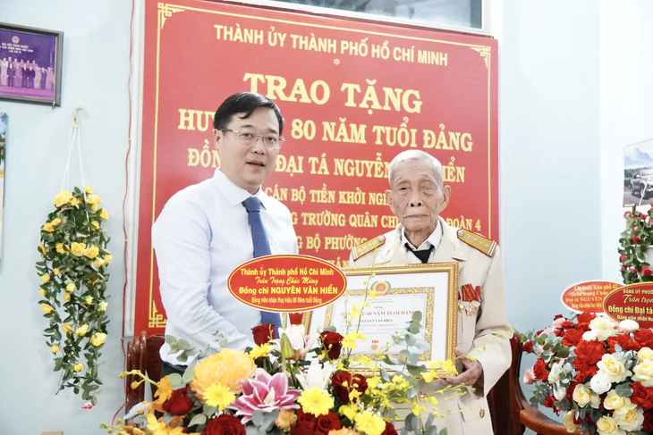 Lãnh đạo Thành ủy TP.HCM trao Huy hiệu 80 năm tuổi Đảng đến đảng viên cao niên - Ảnh 1.