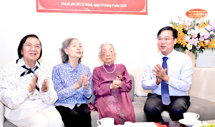 Lãnh đạo Thành ủy TP.HCM trao Huy hiệu 80 năm tuổi Đảng đến đảng viên cao niên - Ảnh 3.