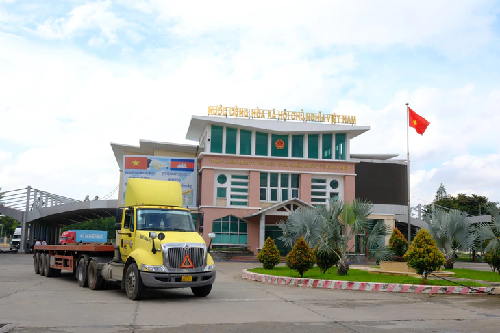 2030 sẽ có hơn 700.000 tấn hàng hóa quá cảnh nếu mở thêm cửa khẩu đường sông ở Cửa khẩu quốc tế Bình Hiệp, Tây Ninh - Ảnh 1.